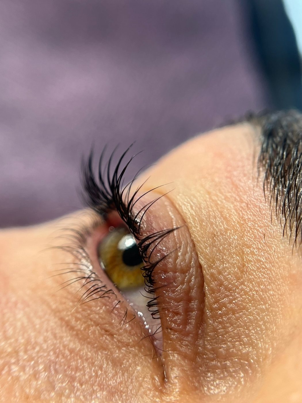 Primer plano de un ojo con pestañas largas y definidas